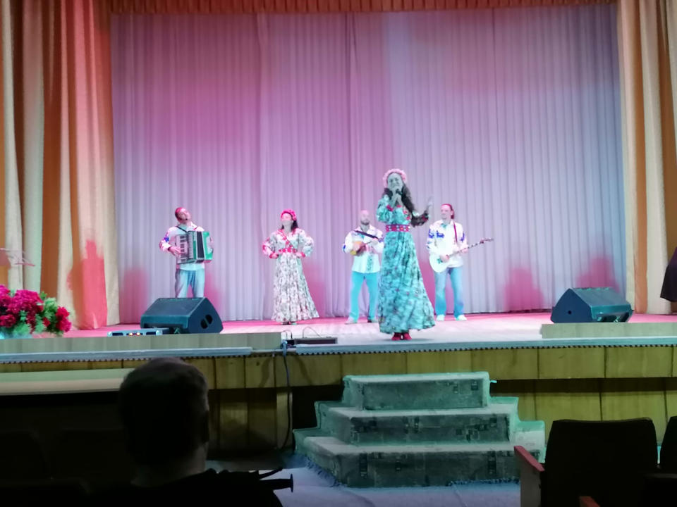 Ансамбль «Злато-Серебро» выступил для жителей Луганской и Донецкой Народных Республик Ансамбль «Злато-Серебро» выступил для жителей Луганской и Донецкой Народных Республик